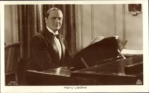 Ak Schauspieler Harry Liedtke am Klavier