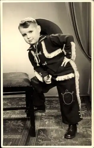 Foto Ak kleiner Junge in Kostüm, Portrait