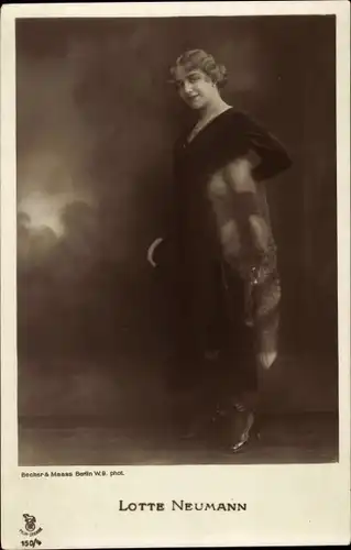 Ak Schauspielerin Lotte Neumann, Standportrait, Fuchspelz, RPH 150/4