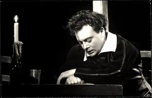 Foto Ak Theateraufführung, Schauspieler, Kerze