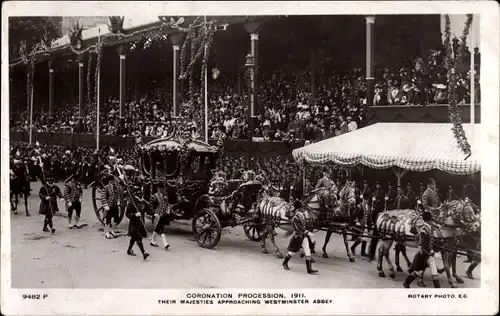 Ak London City, Coronation Procession 1911, Majesties approaching Westminster Abbey