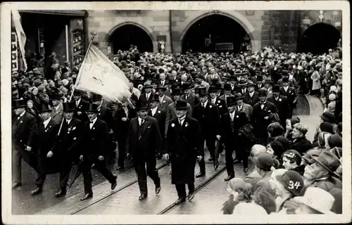 Foto Ak Nürnberg in Mittelfranken, Breitegasse, Demonstration