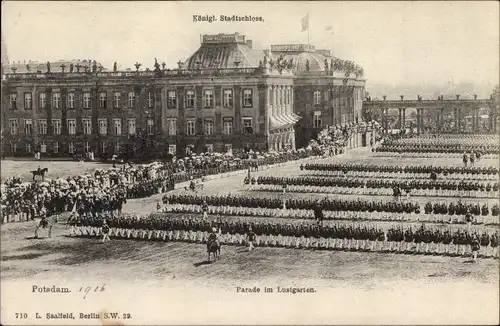 Ak Potsdam in Brandenburg, Königl. Stadtschloss, Parade im Lustgarten
