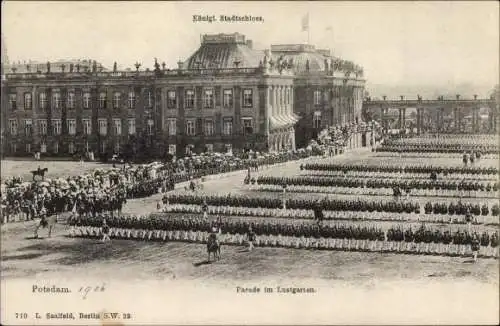 Ak Potsdam in Brandenburg, Königl. Stadtschloss, Parade im Lustgarten