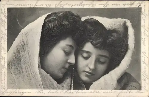 Ak Portrait von zwei Frauen unter einem Tuch