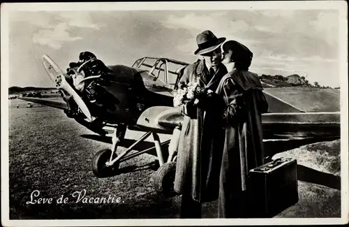 Ak Flugzeug, Reisende, Mann, Frau, Leve de Vacantie