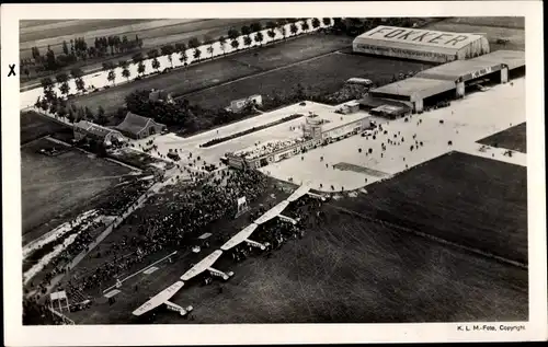 Ak Niederlande, Blick auf einen Flughafen, Luftaufnahme