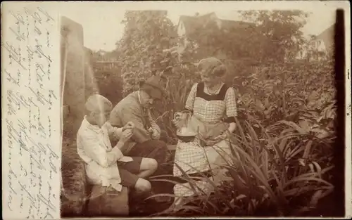 Foto Ak Schweinfurt in Unterfranken Bayern, Familie Schermbacher im Garten