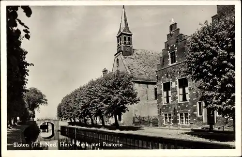 Ak Sloten Friesland Niederlande, Ned. Herv. Kerk met Pastorie