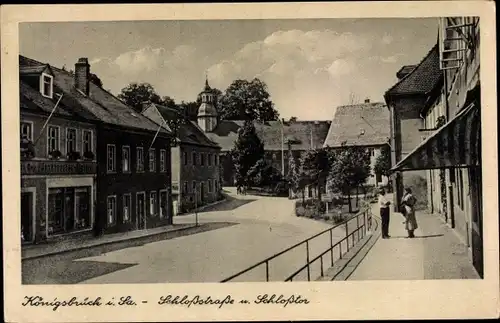 Ak Königsbrück in der Oberlausitz, Schlossstraße und Schlosstor, Passanten
