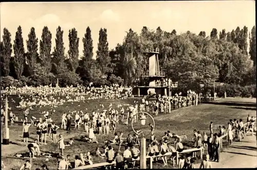 Ak Leuna an der Saale, Blick in das Waldbad, Sprungturm, Besucher