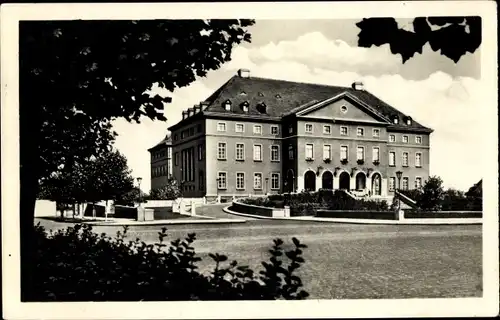 Ak Leuna an der Saale, VEB Leuna Werke Walter Ulbricht, Das Feierabendhaus von außen