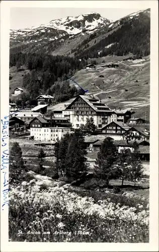 Ak St. Anton in Tirol, Blick zum Dorf mit Arlberg