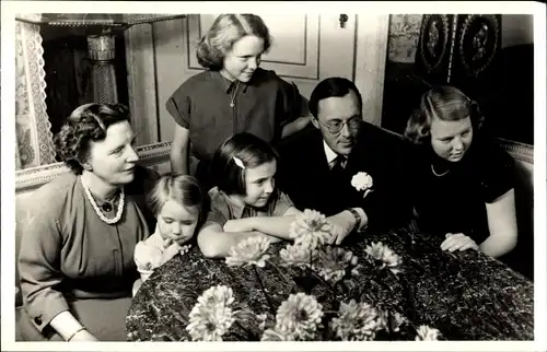 Ak Königin Juliana und Prinz Bernhard mit Töchtern
