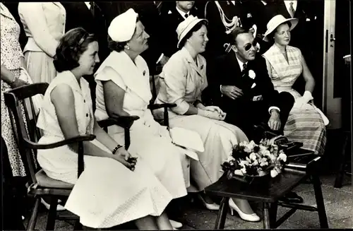 Ak Königin Juliana und Prinz Bernhard mit Töchtern, 1957