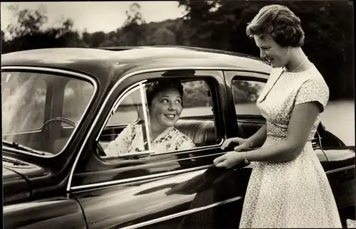 Ak Prinzessinnen Beatrix und Irene, Auto, 1958