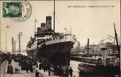 Ak Bordeaux Gironde, Sortie des Docks, Passagierdampfer im Hafen liegend