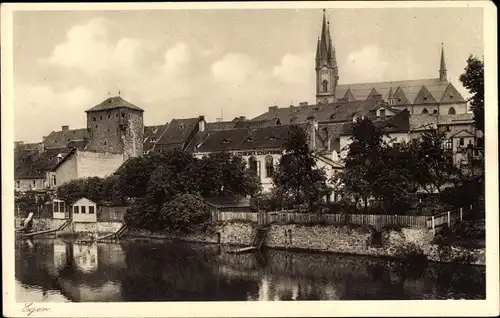 Ak Cheb Eger Reg. Karlsbad, Flusspartie mit Teilansicht der Stadt, Kirche, Schreiner Schuhfabrik