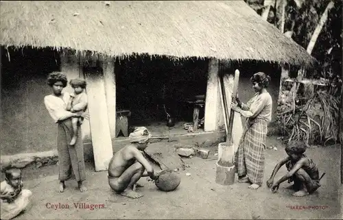 Ak Ceylon Sri Lanka, Villagers, Einwohner vor einer Hütte