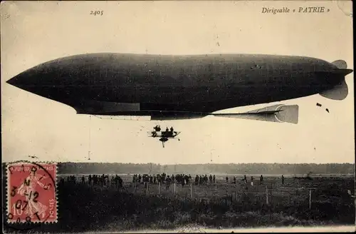 Ak Aerostation, Dirigéable Patrie, Französisches Luftschiff über einem Landefeld