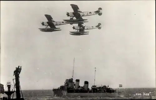 Foto Ak Wasserflugzeuge, Niederländisches Kriegsschiff Hr.Ms. Van Nes