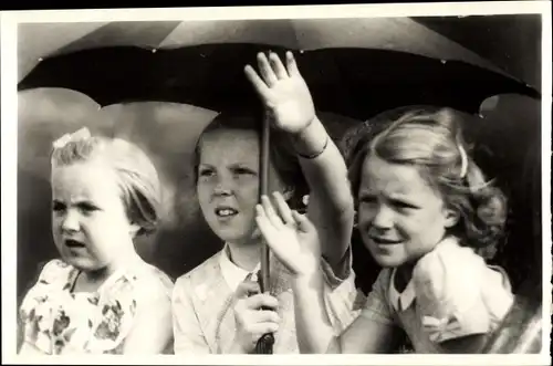 Ak Niederländisches Königshaus, Prinzessinnen Beatrix, Irene und Margriet, 1948