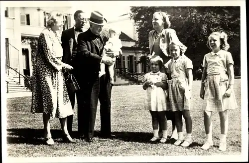 Ak Juliana der Niederlande mit Familie und Winston Churchill, Niederländisches Königshaus