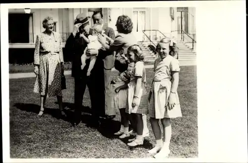 Ak Juliana der Niederlande mit Familie und Winston Churchill, Niederländisches Königshaus