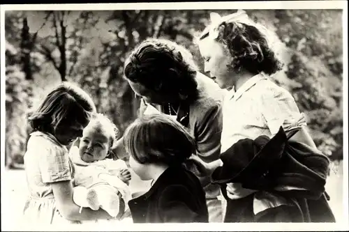 Ak Juliana der Niederlande mit Töchtern, 1948