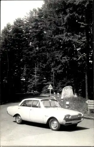 Foto Ak Weißes Auto, Straße, Verkehrsschild, Wegweiser