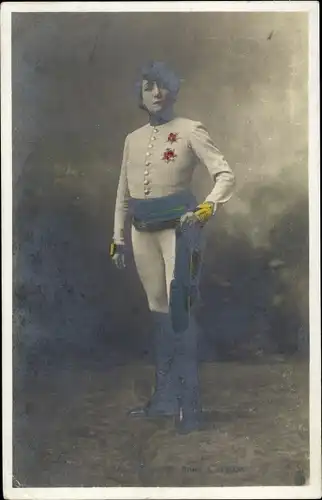 Ak Schauspielerin Sarah Bernhardt, Portrait in Uniform