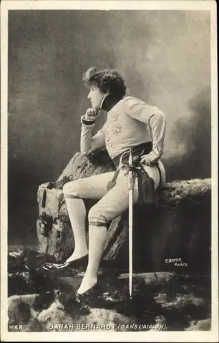 Ak Schauspielerin Sarah Bernhardt, Portrait in Uniform, Nachdenklich
