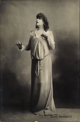 Ak Schauspielerin Serah Bernhardt, Standportrait, Kleid