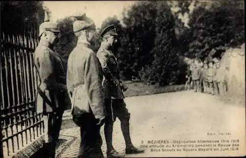 Ak Mézières Ardennes, Une attitude du Kronprinz pendant la Revue, Boys Scouts