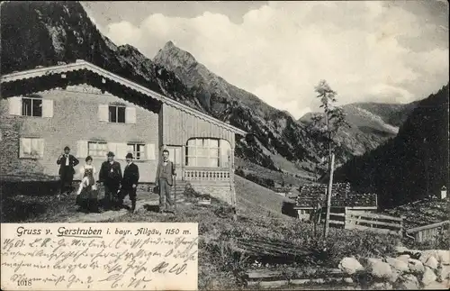 Ak Gerstruben Oberstdorf im Oberallgäu, Gruppenbild am Haus, Berge