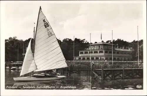 Ak Potsdam in Brandenburg, Sportplatz Luftschiffhafen, Regattahaus, Segelboot