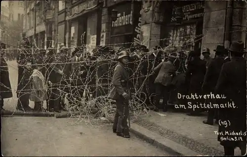 Foto Ak Berlin Mitte, Drahtverhau am Spittelmarkt