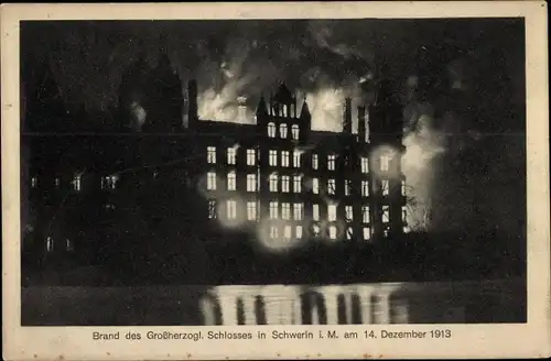 Ak Schwerin in Mecklenburg, Brand des Großherzogl. Schlosses am 14. Dezember 1913