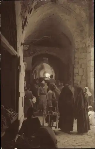 Foto Ak Vorderasien ?, Markt in einer Ortschaft, verschleierte Frauen, Araber