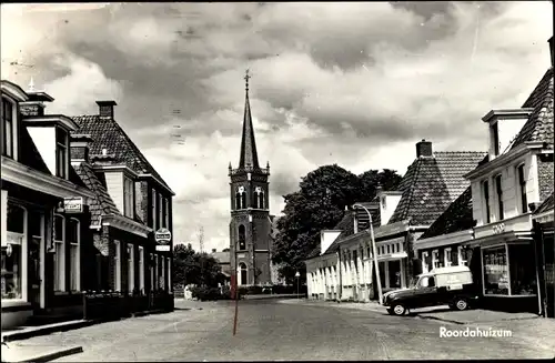 Ak Roordahuizum Leeuwarden Friesland Niederlande, Straßenpartie, Kirche