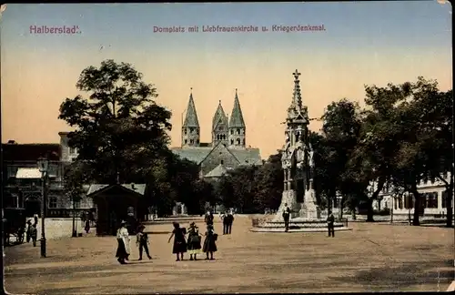 Ak Halberstadt im Harz, Domplatz mit Liebfrauenkirche und Kriegerdenkmal