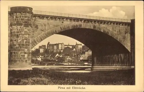 Ak Pirna in Sachsen, Elbbrücke, Durchblick auf die Stadt