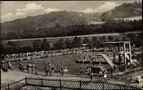 Ak Bad Sulza in Thüringen, Volkssolbad, Soleschwimmbad, Badegäste, Sprungturm