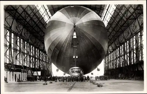 Ak Friedrichshafen am Bodensee, Luftschiff LZ 127 Graf Zeppelin, Einbringen in die Luftschiffhalle