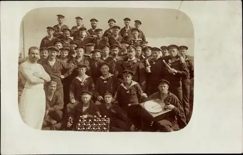 Foto Ak Deutsche Soldaten in Uniformen, Seeleute, Gruppenaufnahme