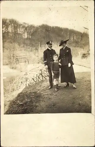 Foto Ak Kaiserlicher Marine Offizier in Uniform, Frau, Junge mit Schulranzen, Portrait