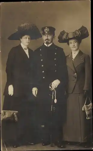 Foto Kaiserlicher Marine Offizier in Uniform mit zwei Frauen, Portrait