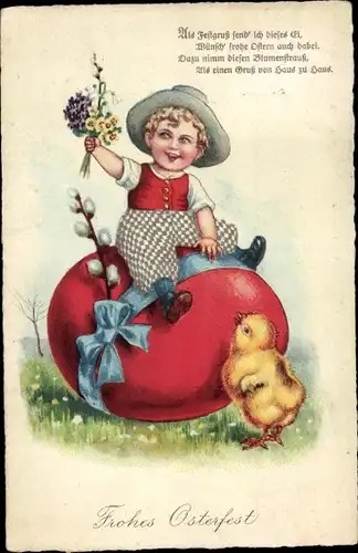 Ak Glückwunsch Ostern, Kind auf einem roten Osterei, Küken