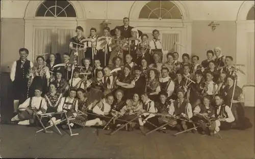 Foto Ak Männer und Frauen mit landwirtschaftlichen Geräten, Sense, Rechen