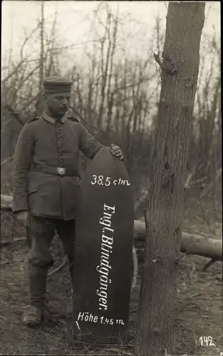 Foto Deutscher Soldat in Uniform mit englischem Blindgänger, Portrait